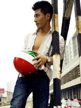 组图：李晨浩携爱车出镜 打造阳光性感型男