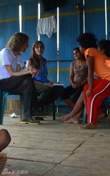 幻灯图集：安吉丽娜-朱莉厄瓜多尔探望当地儿童