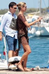 组图：39岁超模凯特莫斯现身海滩心情好秀身材