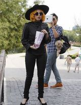 组图：Gaga带宠物狗逛公园 同吃一袋爆米花