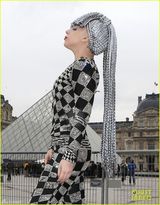 组图：Gaga秀场再搞怪 脚踩恨天高发型似拖布