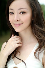 组图：许榕真全新写真曝光 温婉动人气质佳