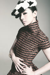 组图：黄奕最新封面大片玩黑白复古风