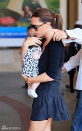 组图：贝克汉姆千金首曝光 小脸肉嘟嘟可爱至极