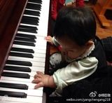 组图：杨臣刚自曝当爸 六个月女儿漂亮不随爹