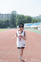 组图：武大女神微博走红 清新甜美运动风