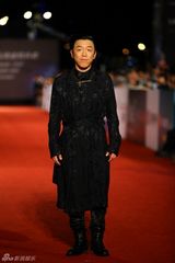 组图：金马红毯群星闪耀 舒淇深V亮胸性感爆棚