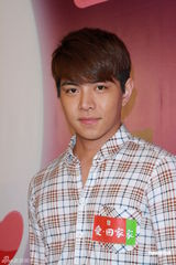 组图：新剧《爱.回家》宣传 众星现场互喂雪糕