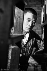 组图：蒋毅黑白大片 展现成熟男人魅力