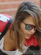 组图：杰西卡阿尔芭公园散步 街边俯身美胸走光