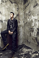 组图：王阳写真神情凝重 眼神迷离展熟男魅力