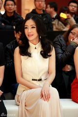 组图：秦岚优雅现身时装秀尽显迷人魅力