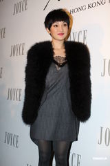 组图：周迅霍思燕出席品牌晚会 毛皮外套驱寒保暖