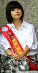 幻灯图：贾静雯母亲节两地奔波探望孤儿 洒泪现场 