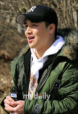 组图：韩国演员刘建放弃美国永久居住权参军