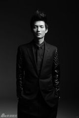 组图：陈楚生新碟封面照曝光 双手被缚渴望释放