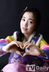 组图：姜韩娜T-ara前成员花英穿韩服拜年