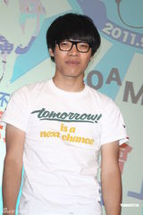 组图：卢广仲清晨开个唱 惹居民抱怨无奈致歉