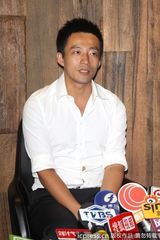 组图：汪小菲火速澄清未欠薪 上衣绷开闹笑话