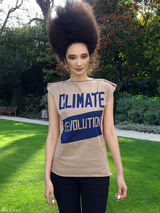 组图：吴佩慈巴黎走秀 西式嫦娥扮唐朝风情