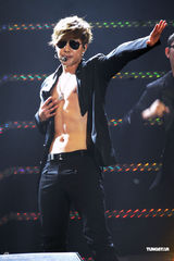 组图：金贤重开唱露胸耍性感 与gaga撞期仍火爆