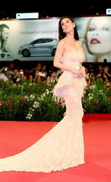 高清图：电影《白蛇传说》威尼斯电影节首映红毯