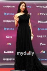 组图：朴信惠现身百想露肩长裙优雅别致