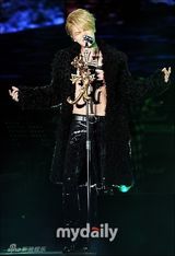 组图：JYJ金在中个唱激情 敞上衣露点显妖娆范