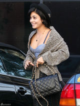 高清组图：凡妮莎-哈金斯街拍牛仔拼接裙搭黑帽