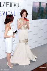 幻灯图：杨谨华性感半球代言 丁子高为其加冕献花