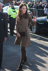 高清组图：凯特王妃造访小学印花连衣裙优雅