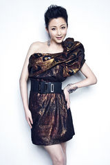 高清图：殷桃优雅登杂志封面 笑容恬静显知性气质