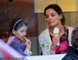 组图：凯蒂带女儿吃冰淇淋 小苏瑞咬手指显羞涩