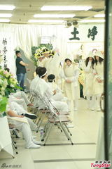 温碧霞母亲出殡双手合十 披麻戴孝神情落寞(图)