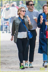 组图：斯嘉丽素颜与未婚夫逛街 准妈大吃冰淇淋