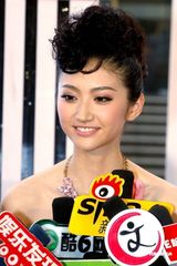 幻灯图：何润东给“美女老板”景甜当“男佣”