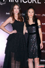 组图：陈慧琳吊带纱裙出镜 台上与萌萝莉互动