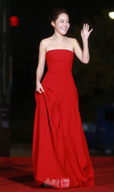 组图：严志媛红色抹胸裙亮相 妩媚风情秀美乳