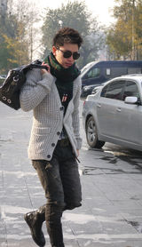 高清图：贾乃亮街拍LOOK开衫毛衣搭配温暖围巾