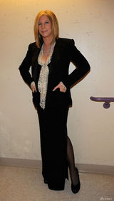 高清图：奥斯卡后台 史翠珊西装配长裙造型奇特