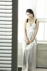 组图：毛俊杰写真秀迷人身材 妩媚演绎女人心事