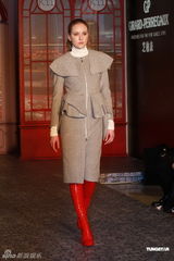 组图：Lisa S.出席巴黎时装周 不信末日论