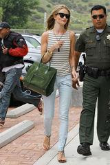 高清组图：惠特莉和男友杰森亮相 牛仔裤秀长腿