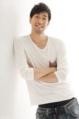 组图：王千源休闲写真 戏外亲民阳光