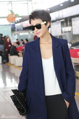 组图：张歆艺飞赴巴黎时装周 中性帅气黑超登机