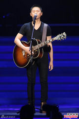 组图：中歌榜演唱会 梁博喜获“新人奖”
