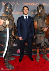 组图：《惊天战神》首映女星比美 米基洛克笑搂超模