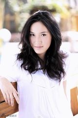 组图：邹涵虹初夏写真玩小清新 气质沉静美好