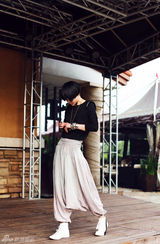 组图：时尚设计师夕又米街拍似潇洒美少年