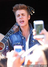 组图：比伯当街献唱谢歌迷 小天王自恋摸发